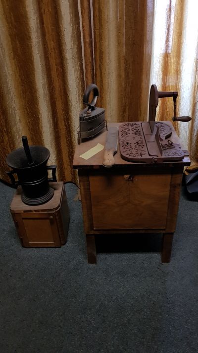 Moździerz, żelazko, n&oacute;ż do papieru oraz krajalnica do chleba. Zdjęcie udostępnione przez Pana Grzegorza Dąbrowskiego